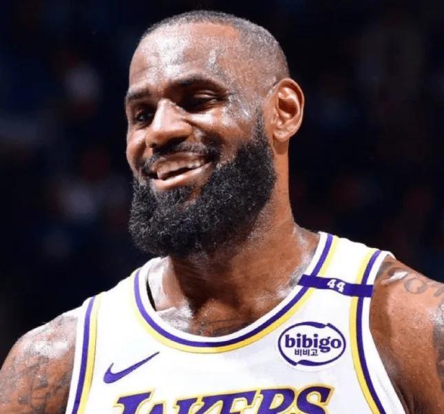 詹姆斯生涯得到43394分，已经领先历史第二贾巴尔达到5000分4月11日消息