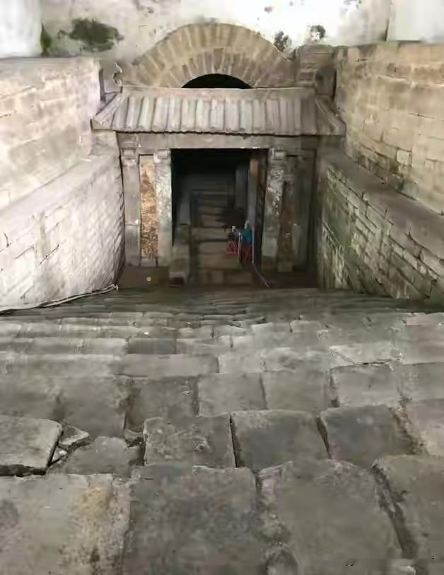 考古队接到通知，河南某地一座唐代大墓又出事了。这墓距今一千二百多年，是当地已知规