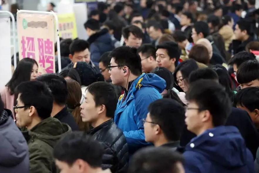 最近是不是觉得身边聊失业的朋友变多了？刷朋友圈、看社交媒体，也总刷到找工作难、被