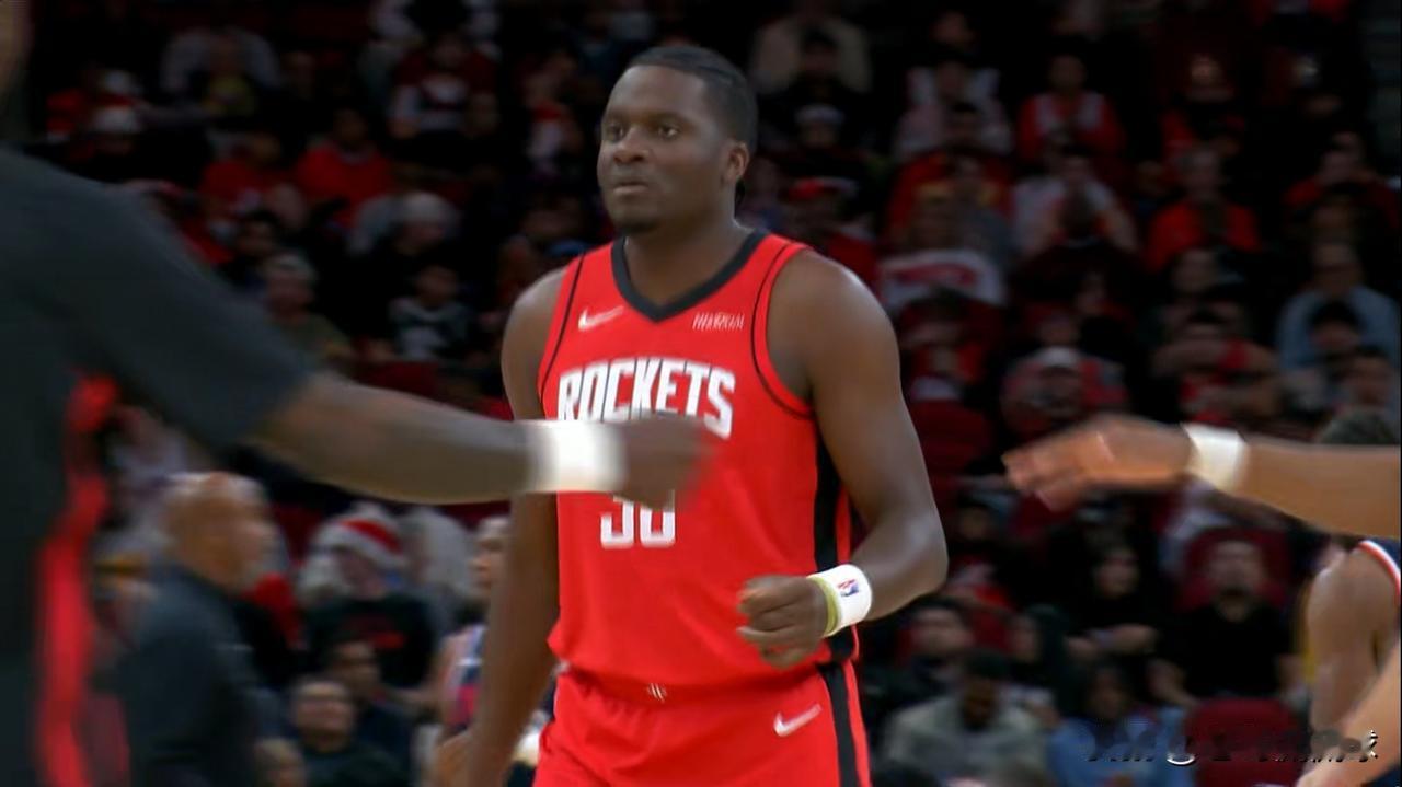 我强烈建议火箭主帅乌度卡增加卡佩拉的上场时间！在今天火箭主场迎战快船的比赛中，目