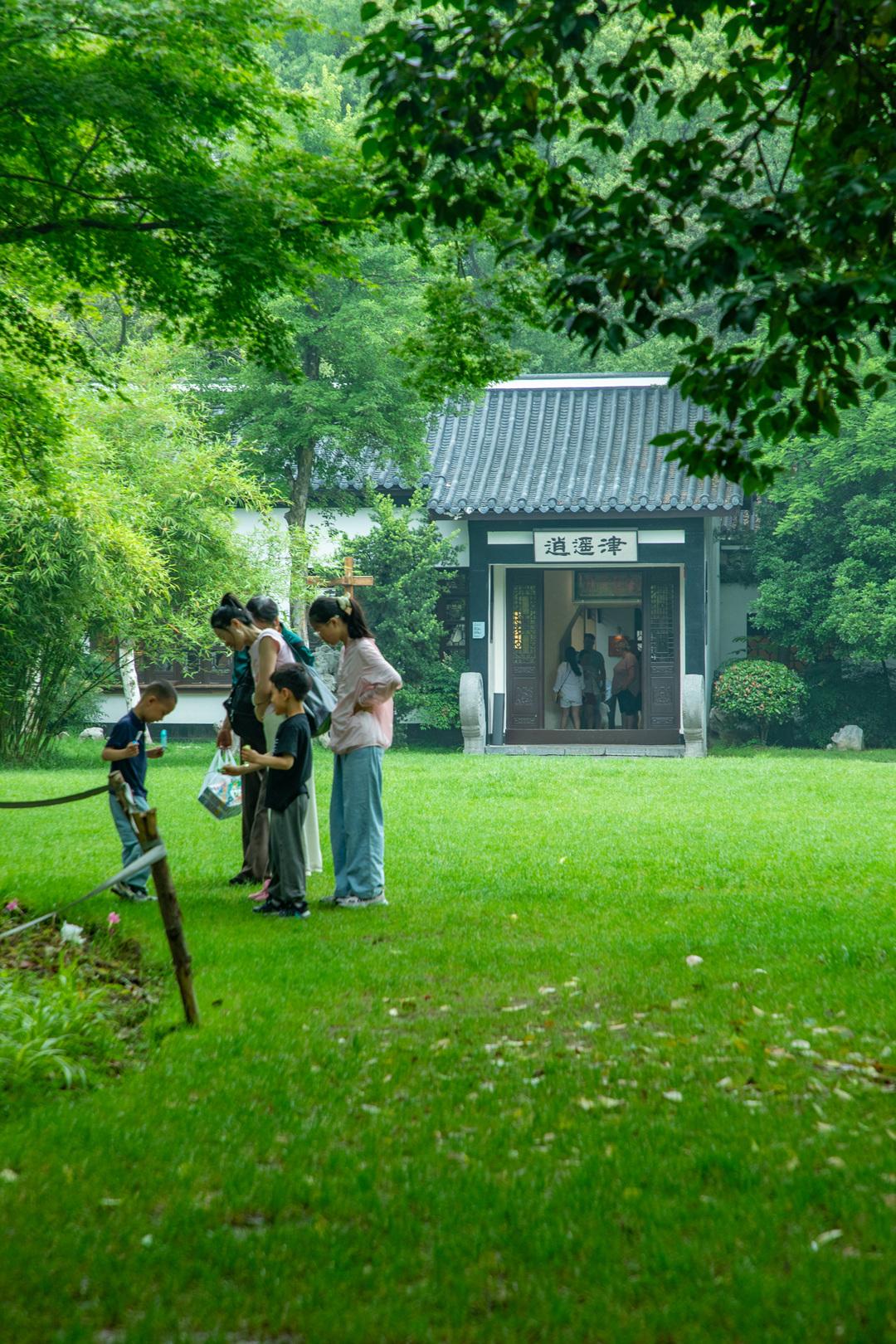 夏日出游，打卡庐州三国名园漫步林间、泛舟湖上，沉浸式感受古址风光与沁人凉意。