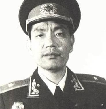 1959年，开国少将尤太忠返乡探亲，却发现哥嫂正出门乞讨，当地官员个个都体态丰盈