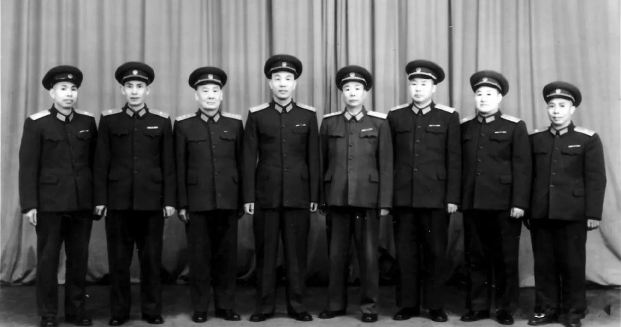 1955年9月27日首次授衔时，少将军衔实际授予798人。这一数据源于军委最终审