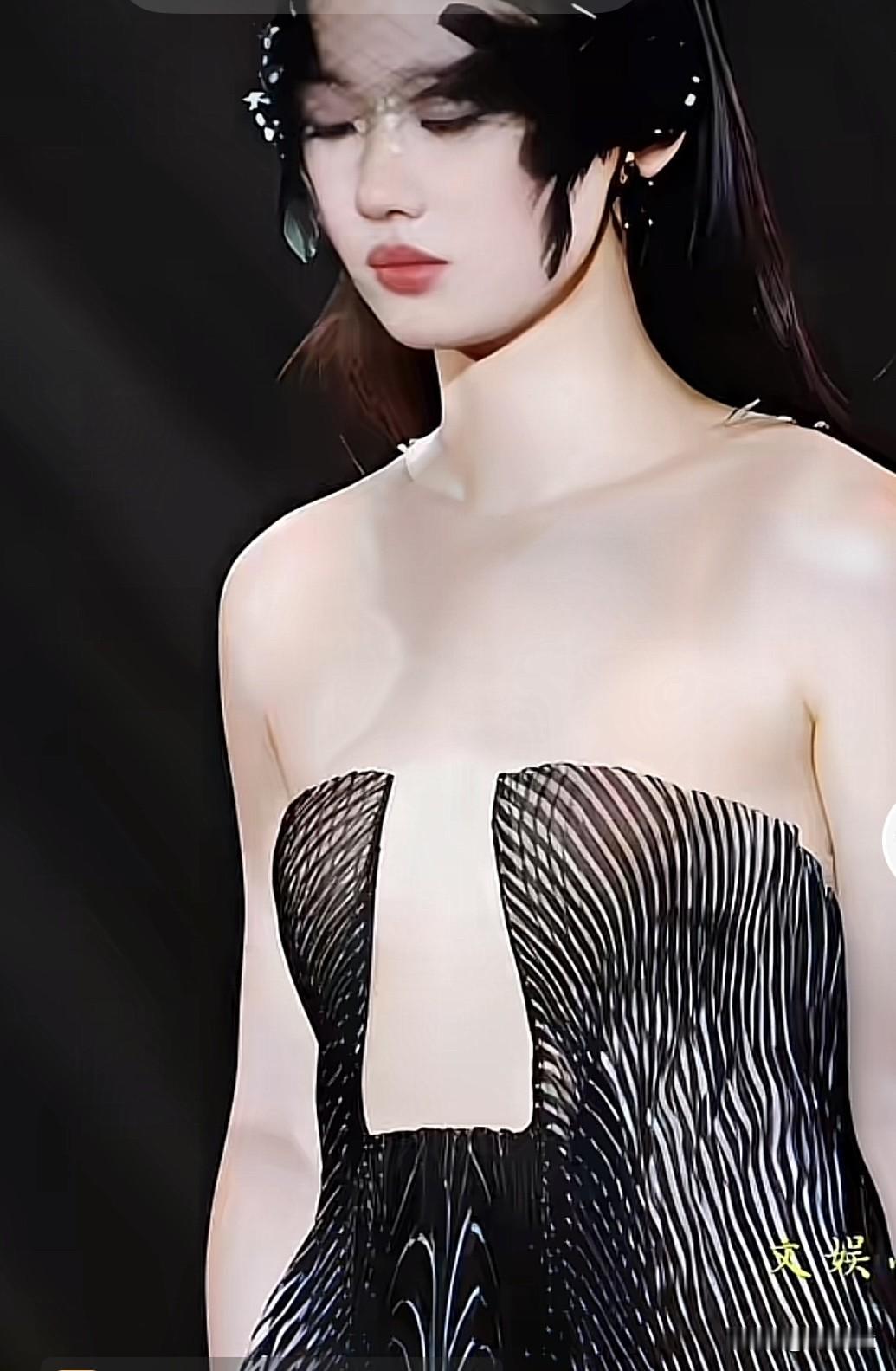 有网友说她是得罪了造型师吧！什么难看穿什么！真正的排骨精你们觉得单依纯的这个
