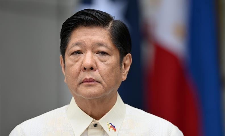 马科斯大概做梦都想不到，自己费尽心机把副总统推上审判台，结果却在马尼拉街头引爆了