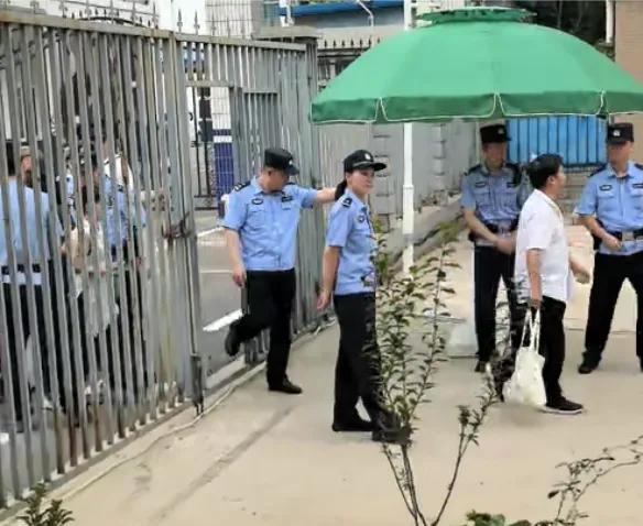 今天早上9:50，双方陆续到场！李律许敏老姚在欢呼声进入，随后，人群中沸腾起