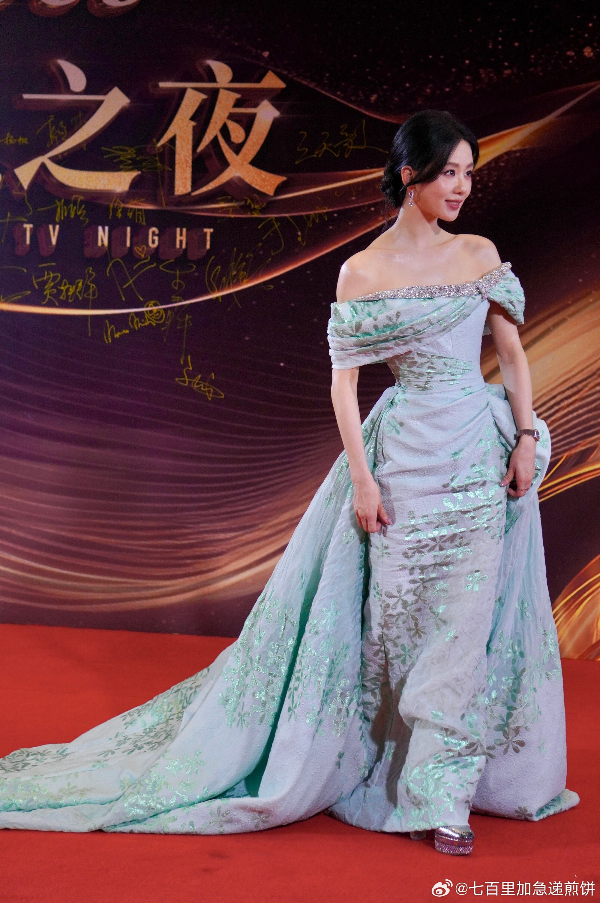 刘诗诗中国影视之夜生图，见到美女本人，她肩颈线条真的好美​​​