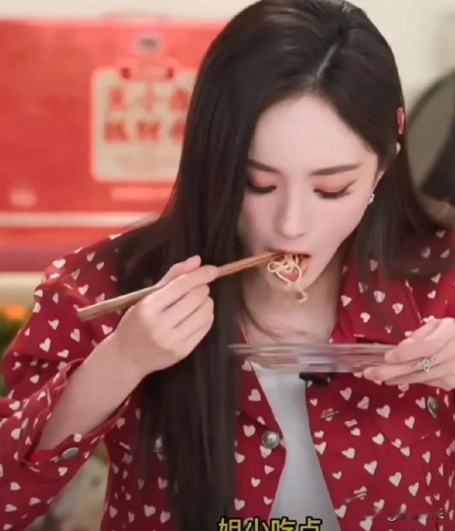 杨幂嗦泡面被拦，娱乐圈的“饿”性循环。看见杨幂吃饭，我心情复杂。工作人员一句