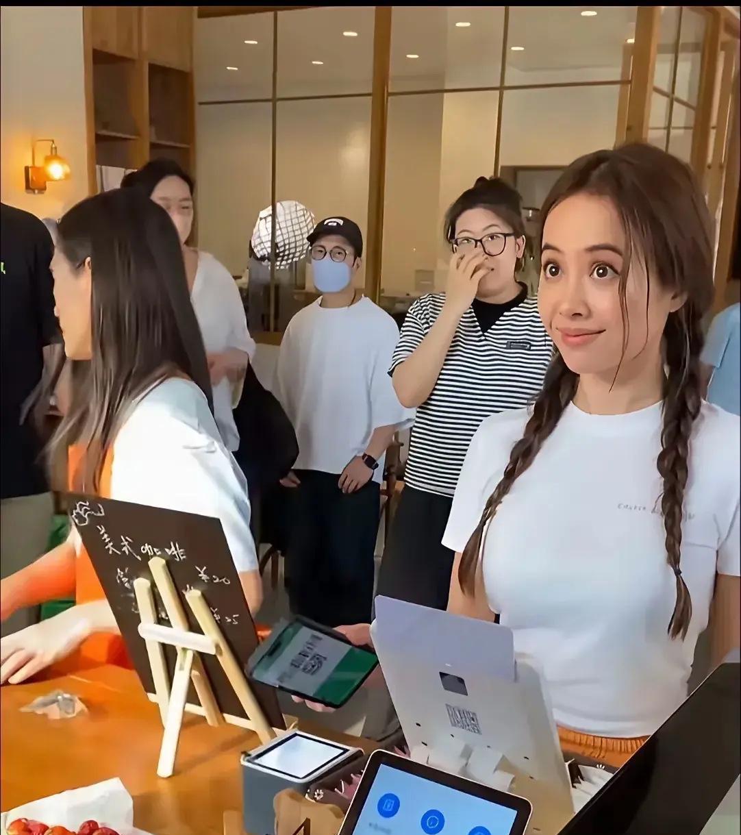 蔡依林付款，请问是用的什么手机啊！
