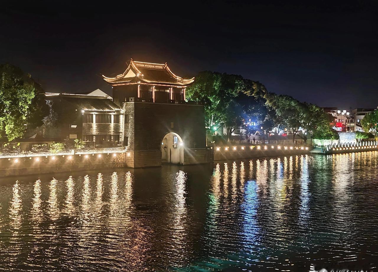 很多老人在跨代同住的家庭中，都会刻意避免触碰儿媳的物品，这背后藏着一场隐形的“边