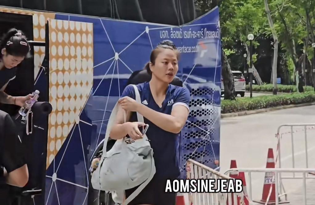 中国女排今天上午在曼谷进行晨训！队员们乘坐大巴车抵达场馆，最先下来的是自由人王梦