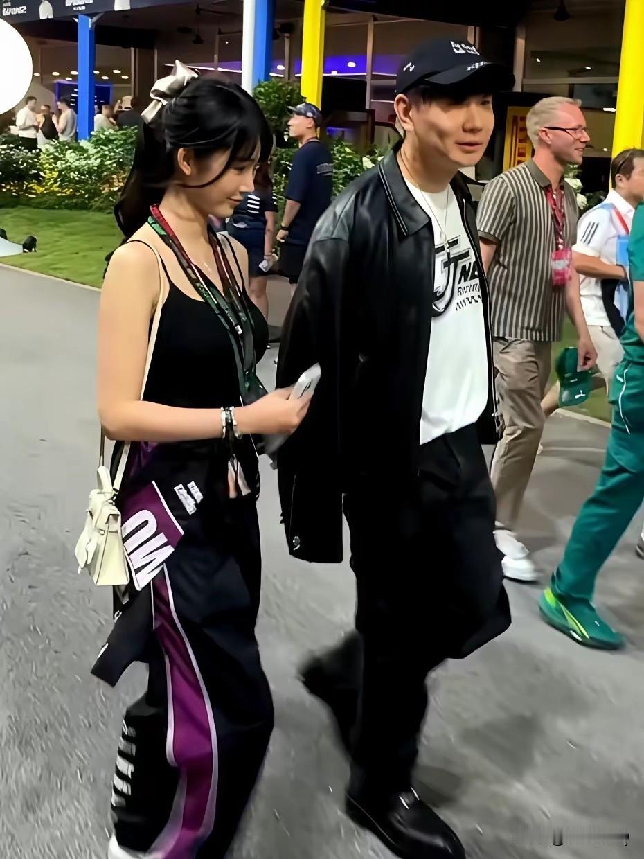 新加坡F1赛场，林俊杰带着小女友出现现场，JJ的手始终牵着七七。这般宠爱，屏幕前