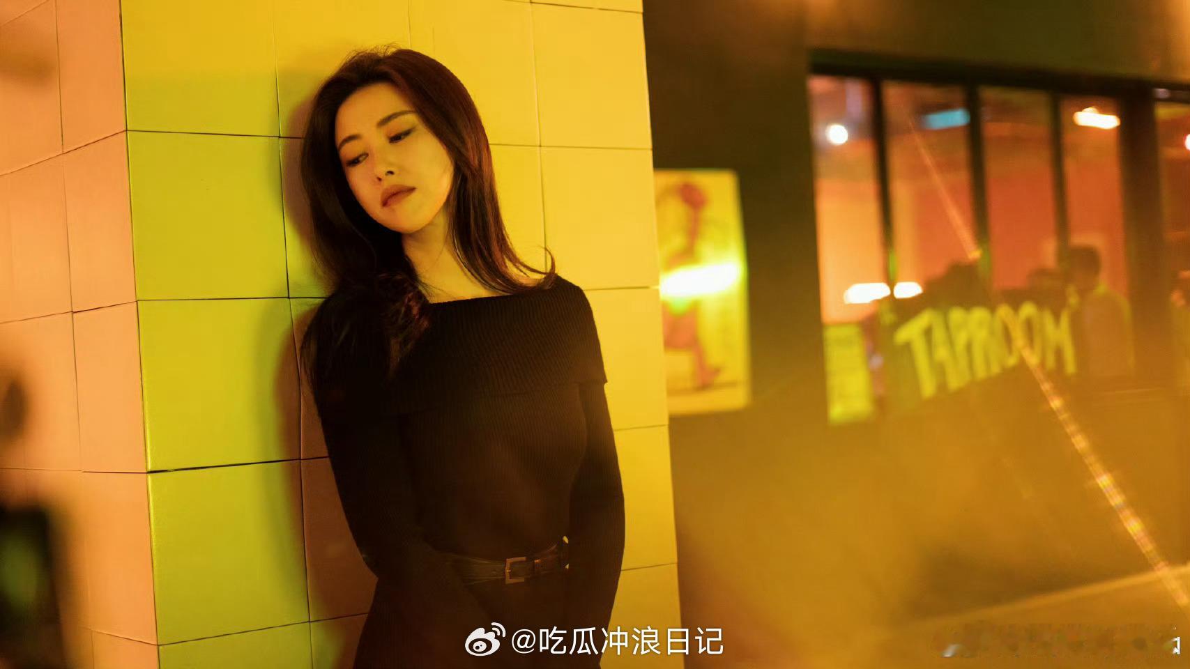 接朱珠中女运羡慕朱珠自带的高光气场，剧中拿捏职场与情感分寸，剧外打破年龄枷锁逆