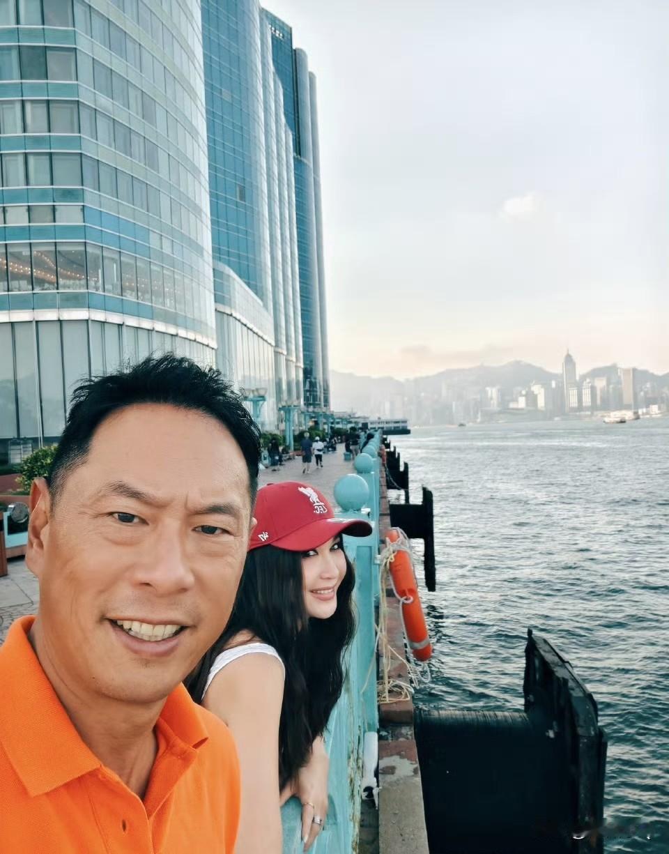 爱人如养花，温碧霞能保持如此少女的状态离不开老公对她的疼爱和呵护，让她活得像公主
