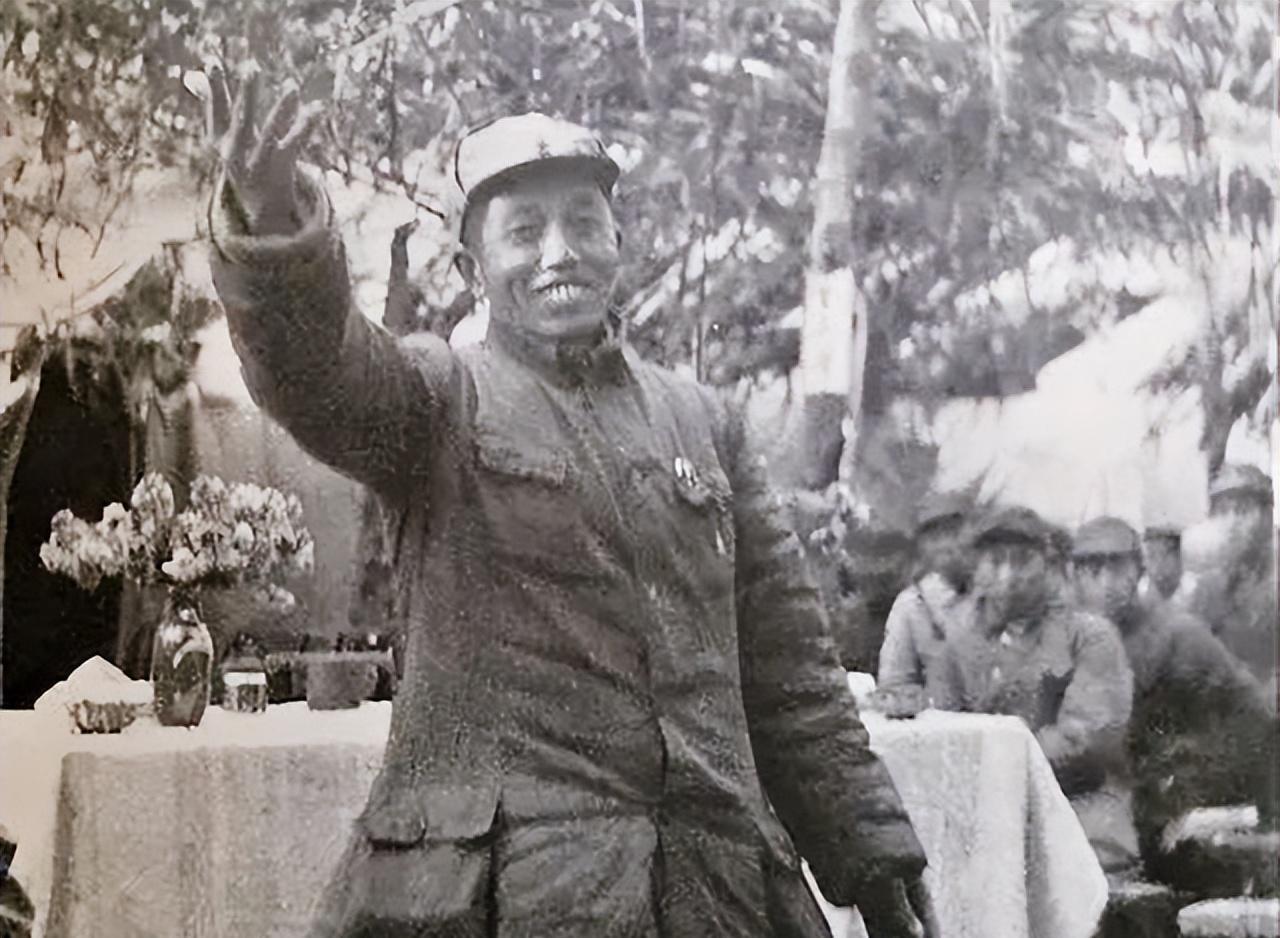 抗日战争中，新四军师长谭震林在慌乱中收到了一份来自茅山的电报，谭震林赶紧放下手中