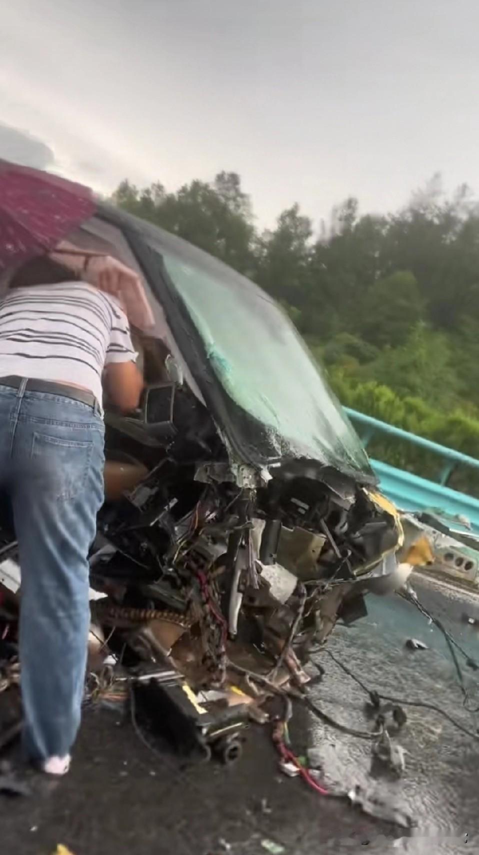 高速车祸现场“保命神车”！车头撞得稀烂，乘员舱却纹丝不动暴雨天的高速上，一