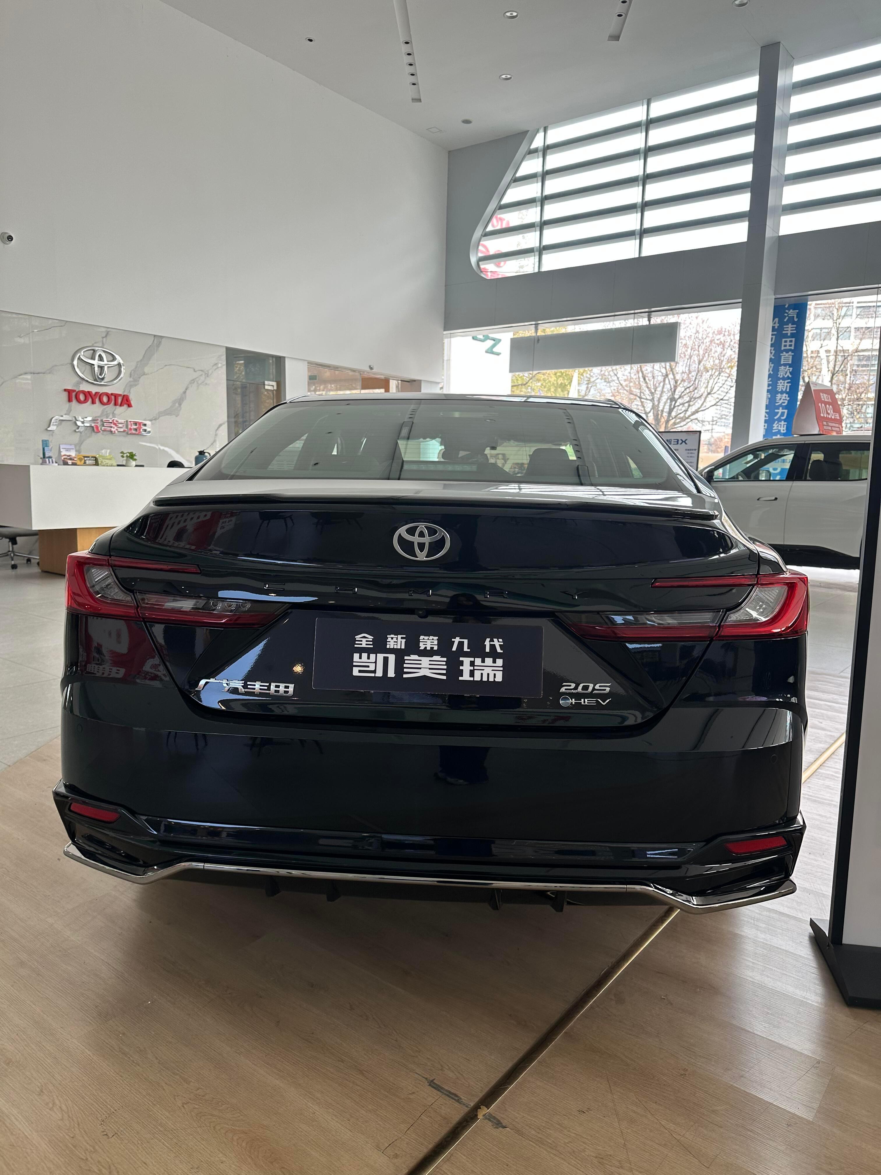 三刀买百车分享粉丝真实成交价车型：凯美瑞双擎2.0HXS运动plus版指导价