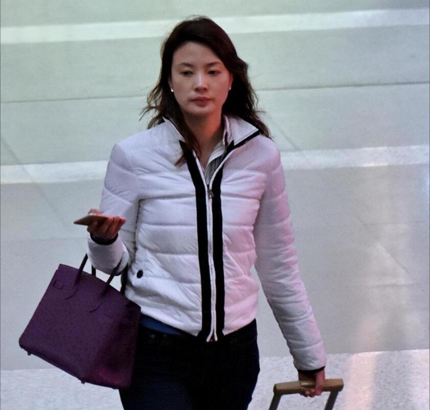 这哪还是央视的顶级美女，看起来路人一个，大妈感十足，没有董卿好看了。她怎么变成这
