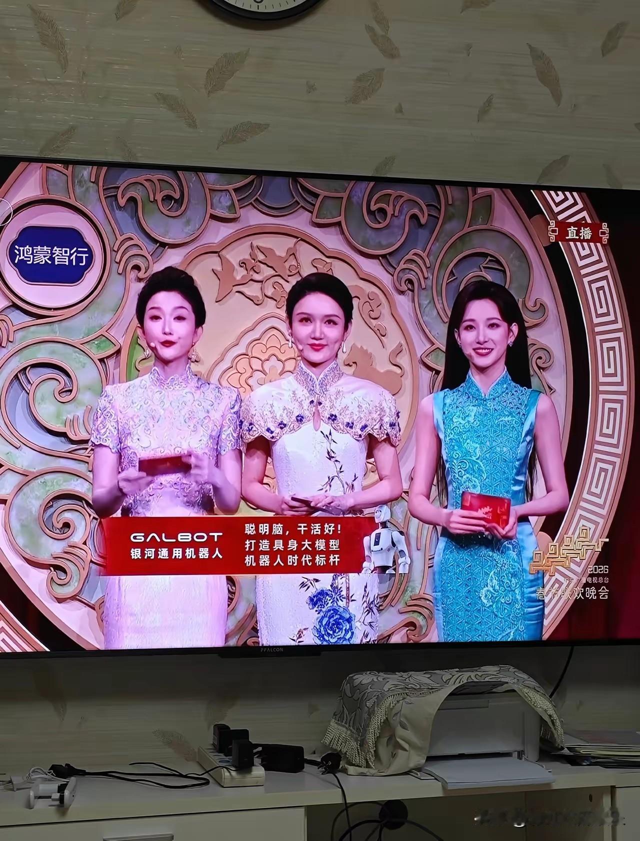 龙洋太不专业了，主持春晚的时候一直在看提词器，人家马凡舒就一直在看镜头，国泰民安