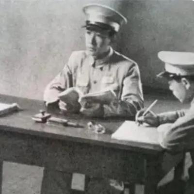 1953年，云南一个医生和人打牌时输红了眼，脱口而出：“我当过红军军长，你拿什