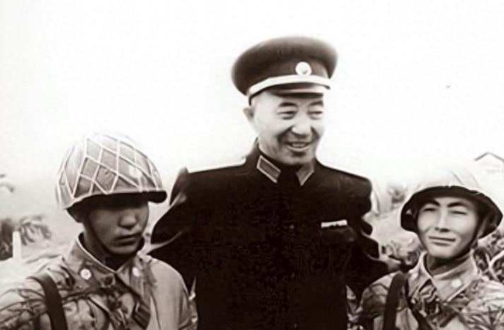 1950年毛泽东因未收到罗瑞卿报告发火，罗瑞卿回应报告其实早已交给了周总理19