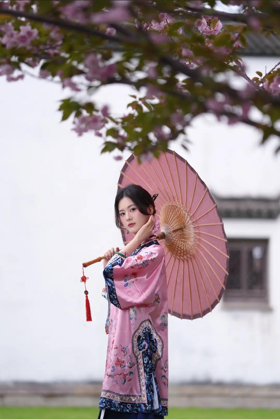 粉嫩春日，撑伞漫步，花影婆娑，古风唯美。