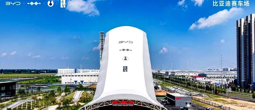 一条70米水池能赚钱。BYD把郑州跑道公开出租，每小时收钱，70米涉水区