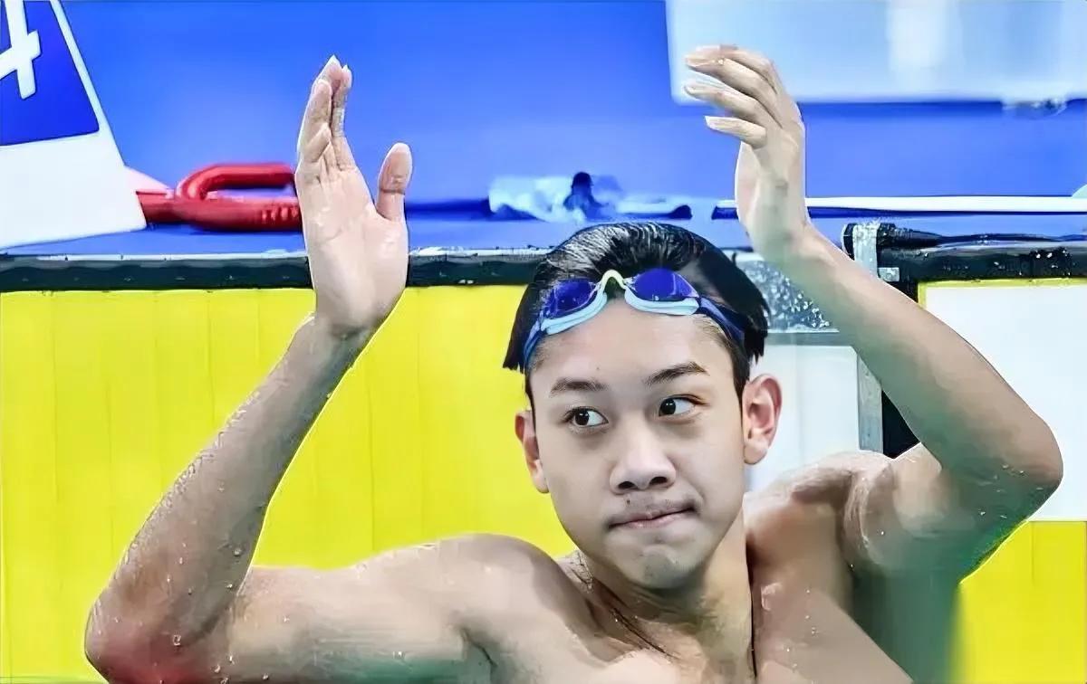 再也不敢追张展硕的比赛了——不是怕他输，是怕自己心脏扛不住。明明是他在泳