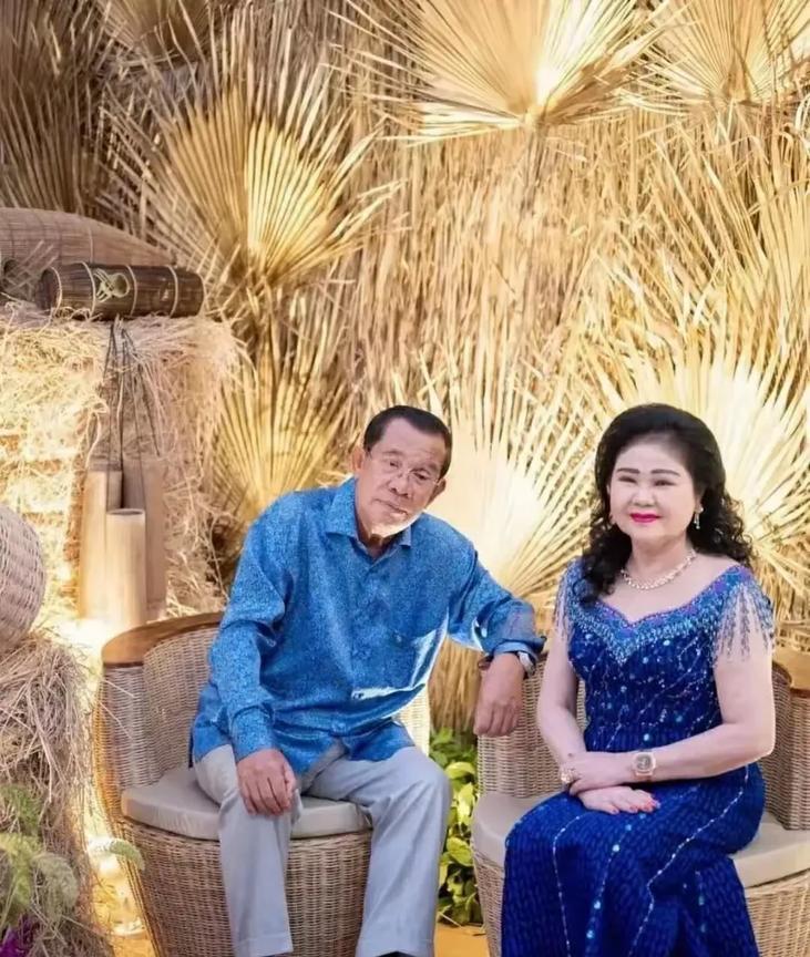 洪森太太文拉妮亲王虽然发胖了，但是笑容可掬，像个无锡大阿福一样可爱，网友还夸她是