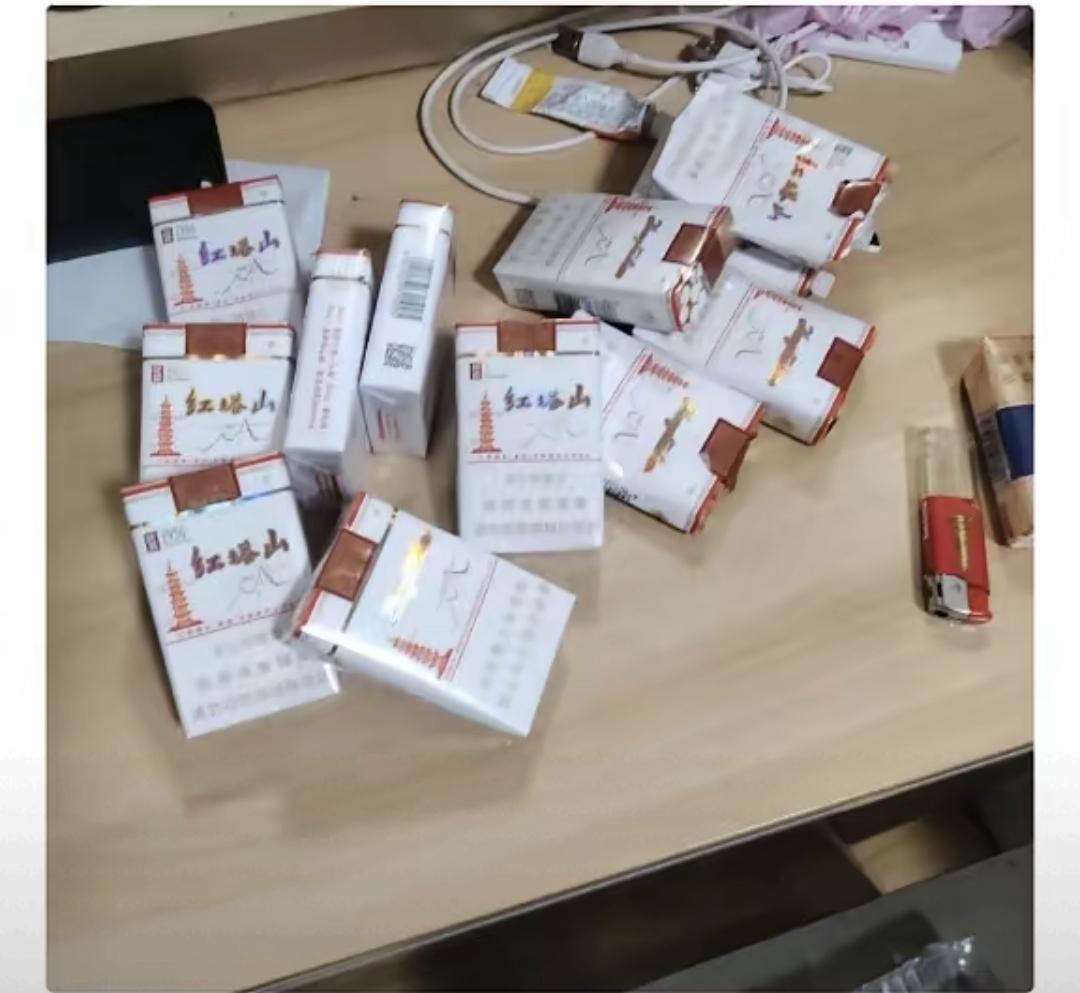 上周邻村王姨给我打电话，说她爹走了，家里就剩她一个姑娘。我记得她家房子去年刚翻新