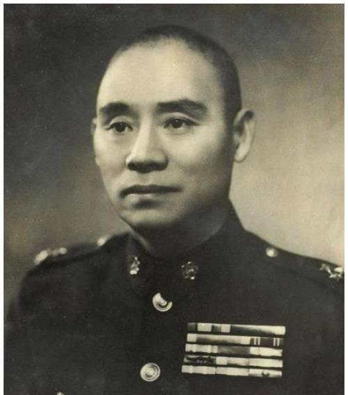 1943年，日本陆军中将南木世隆，骑着高头大马，得意洋洋地视察军事基地。没想到，