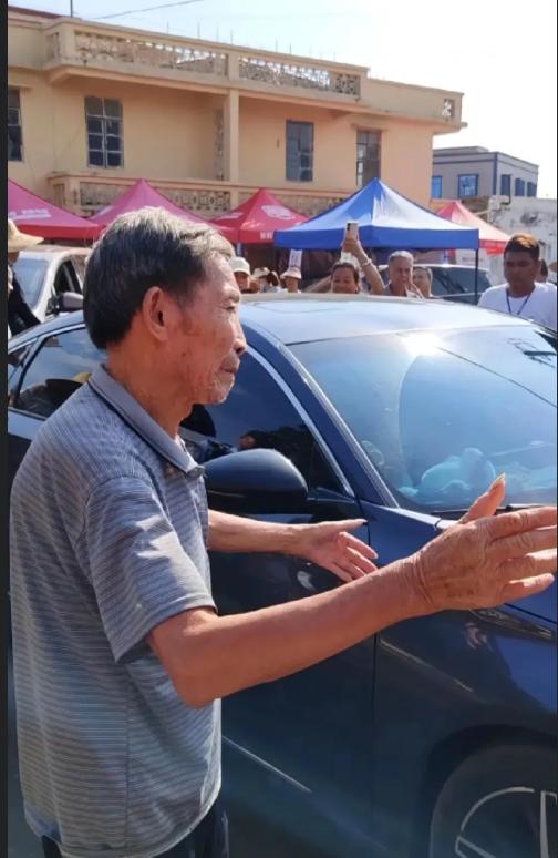 泪目！50块钱拦车的老父亲，背后故事让人心碎💔五一返程路上，我遇上一对特殊父