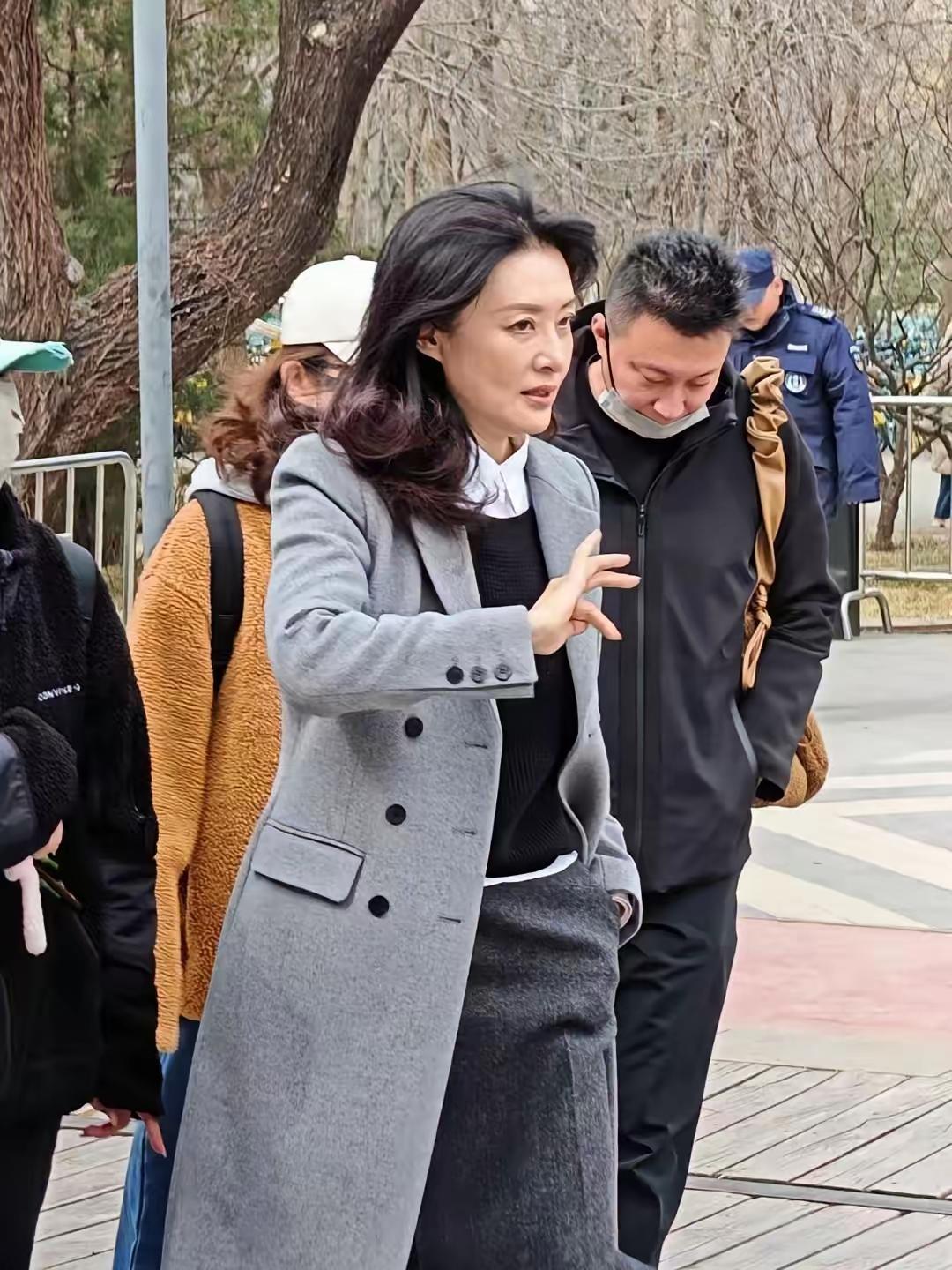 周涛离开央视主持至今大约10年的光景，如今已58岁，当年的风韵依然未减，随着年龄
