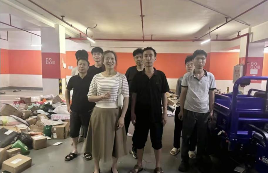 谢浩男妈妈许健华，如今每一个举动，都会让前夫谢岳挨骂一次。在母亲节之际，许健华