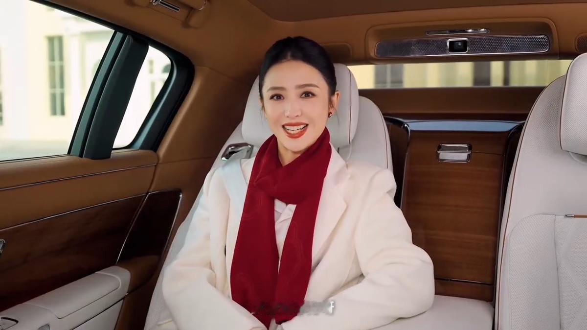 佟丽娅车里补妆这一幕,把尊界S800的定义说透了丫丫排练间隙回到车里,打开后排