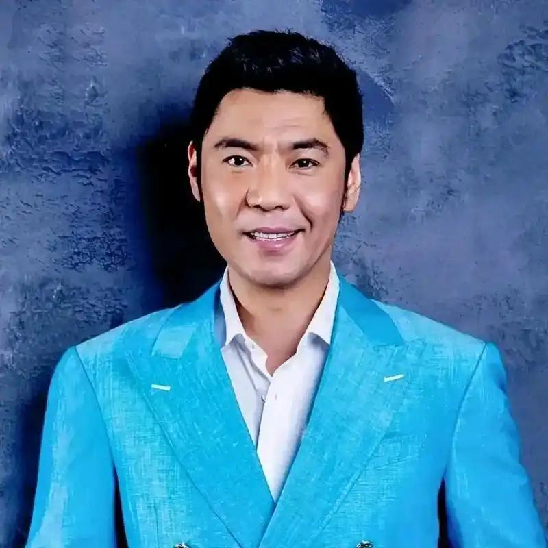 1994年，屠洪刚给那英打电话说“英子，借我5万块钱，急用”，那英问“干啥用呢”