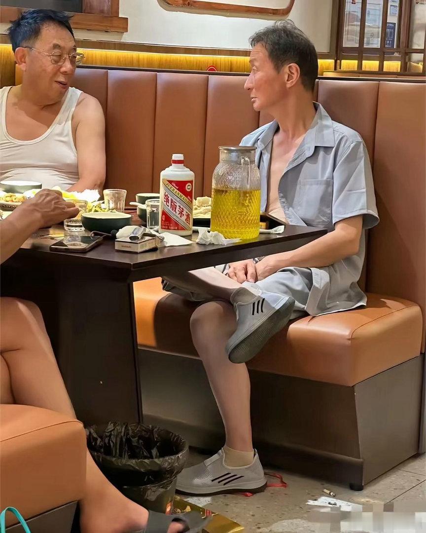 真正的有钱人，是从来不讲究穿着打扮！