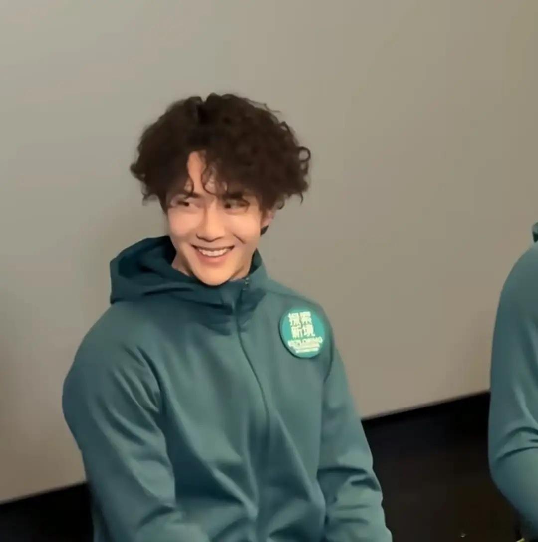 大家发现了没有王一博变了杜华是第一个发现的，她说王一博拍摄了《新境探索》这部纪录