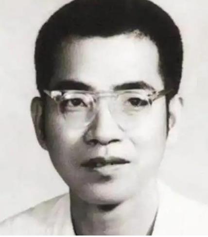 1953年，美国顶级狙击手艾克上校在一次射击中打中了一名志愿军战士，让其掉进了壕