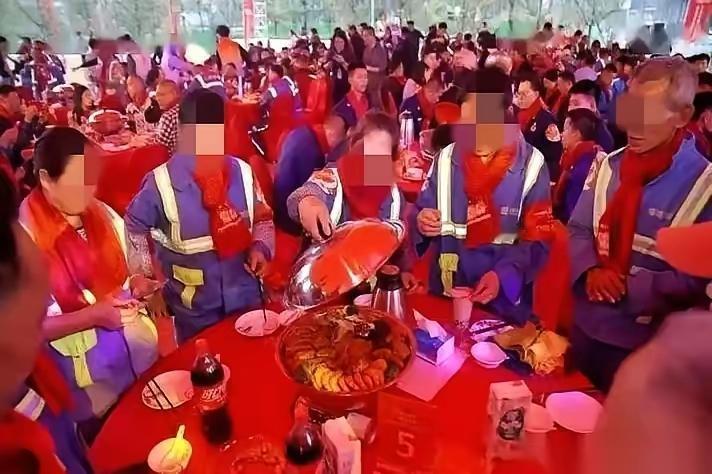 一句“带上家属”，竟让188桌团年饭爆满2000人！湖北老板豪掷数十万，全网泪目