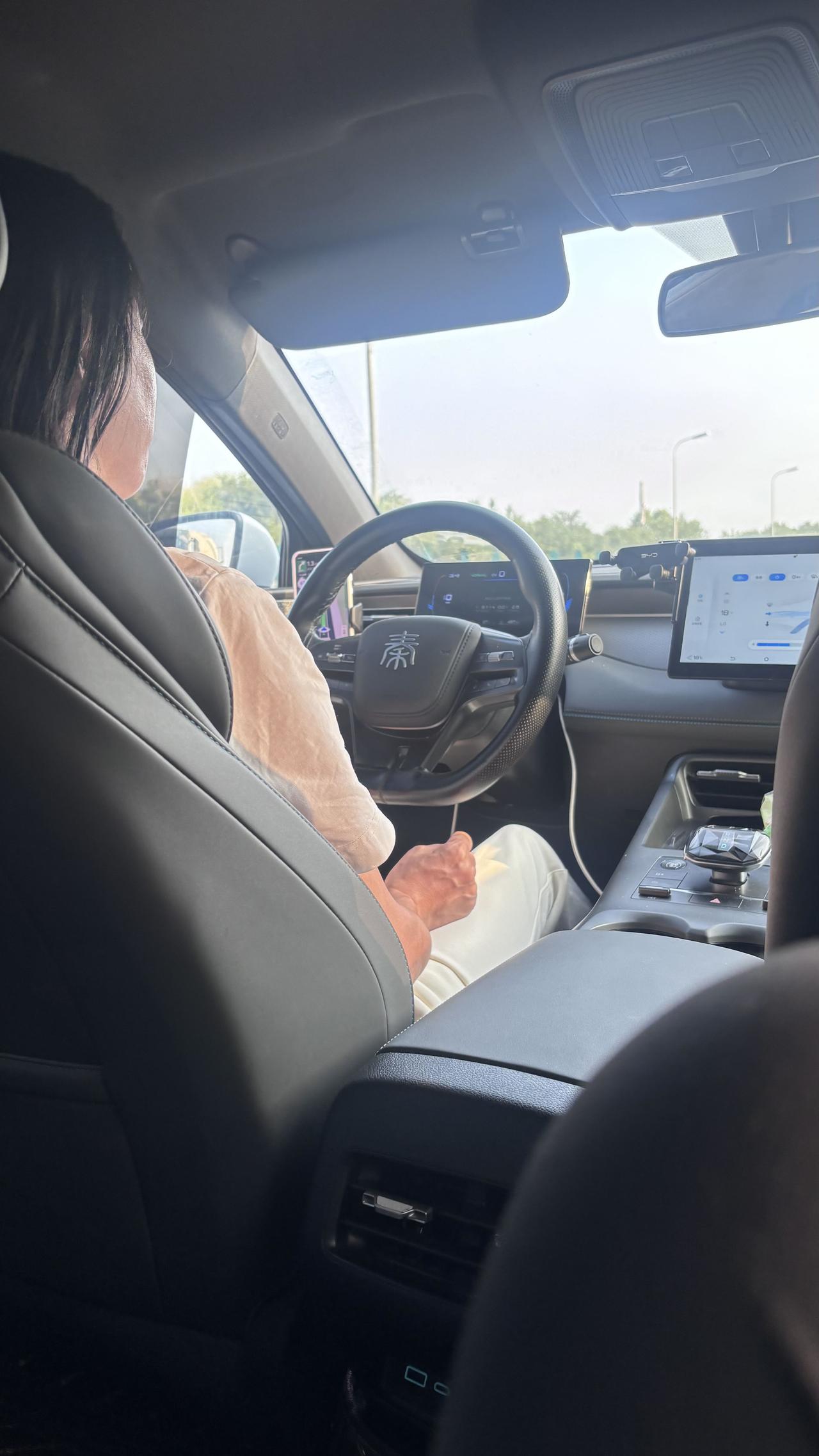 打了辆比亚迪秦PLUS，是个女司机，她此前跟别人合伙开药店，生意不行了就改行开网