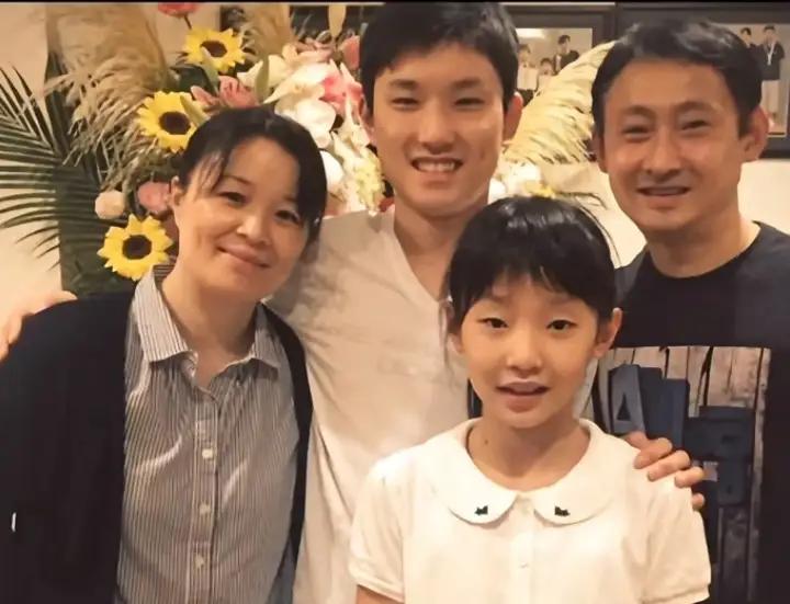 不愧是留着中国血液，张本智和母亲温柔优雅，父亲张本宇满眼父爱前两天刷到张本智