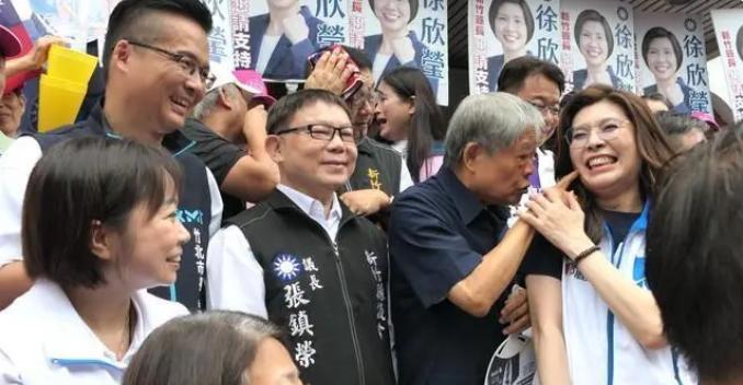 国民党主席当众被作势扇脸，身边的人愣了两秒才敢上前拦，台下支持者全站着不敢吭声。
