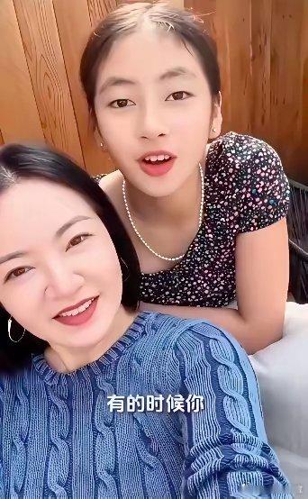 阿雅的女儿看起来真的很特别，别看年龄很小，但是身上有一种很高级的内涵，对比母亲阿