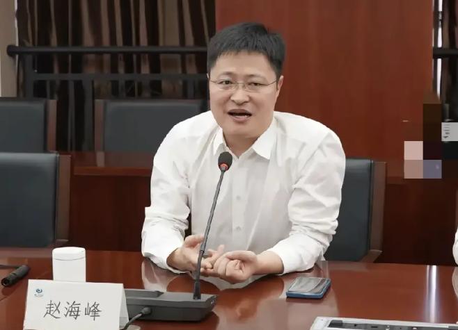 赵海峰这条履历，放到今天看，确实挺有意思。2002年从清华大学毕业，进入万科。