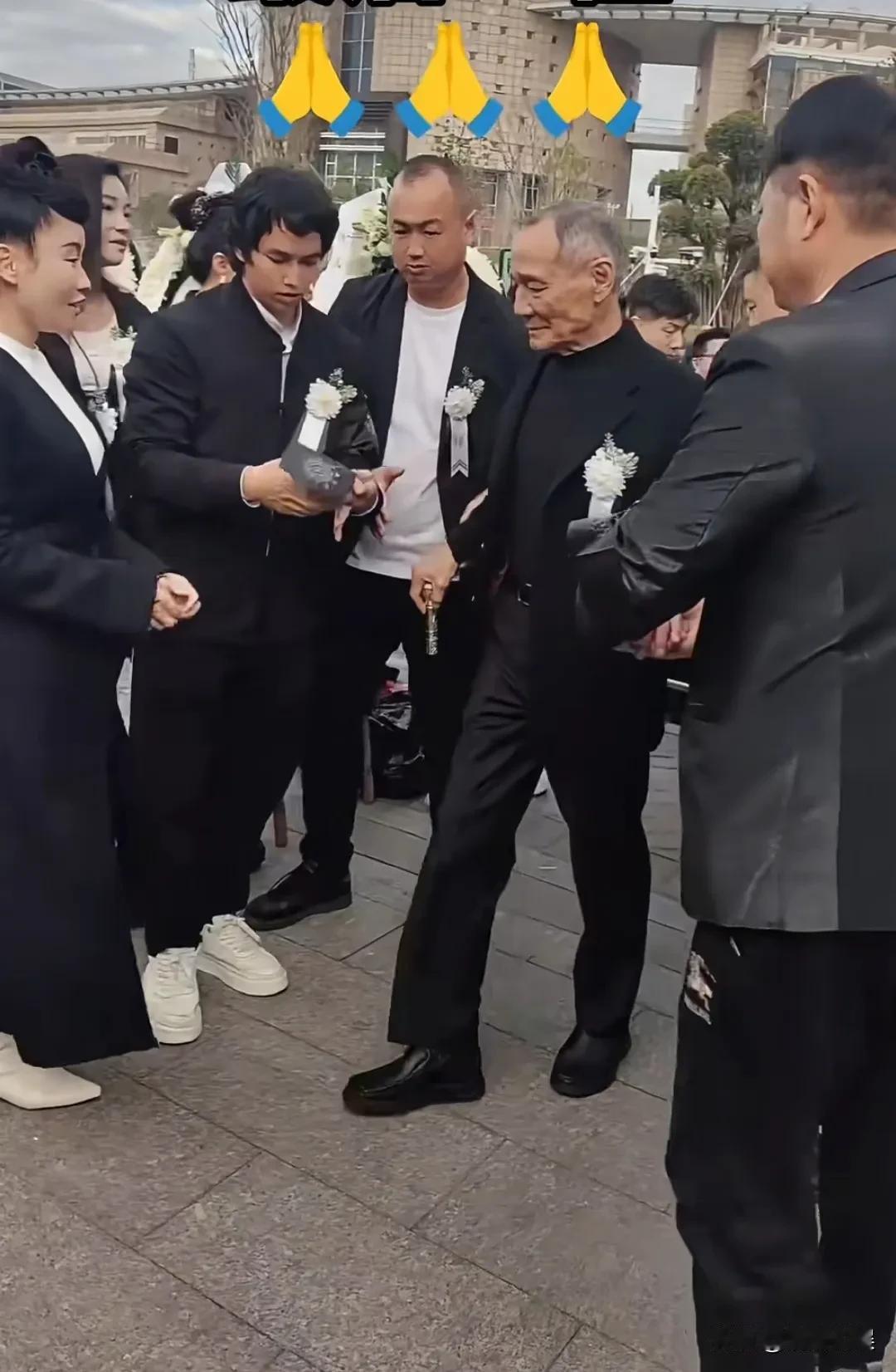 81岁的陈惠敏，现身深圳送别好兄弟梁小龙先生。陈惠敏穿着一身黑色，胸前戴着白花