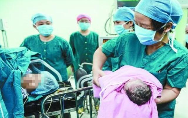 孕妇忍痛剖下一孩子, 手术室外婆婆忍不住打儿子一耳光