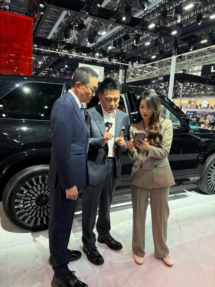 今天广州车展现场，“达康书记”吴刚和“祁厅长”许亚军这对汉东老熟人突然同框，直接