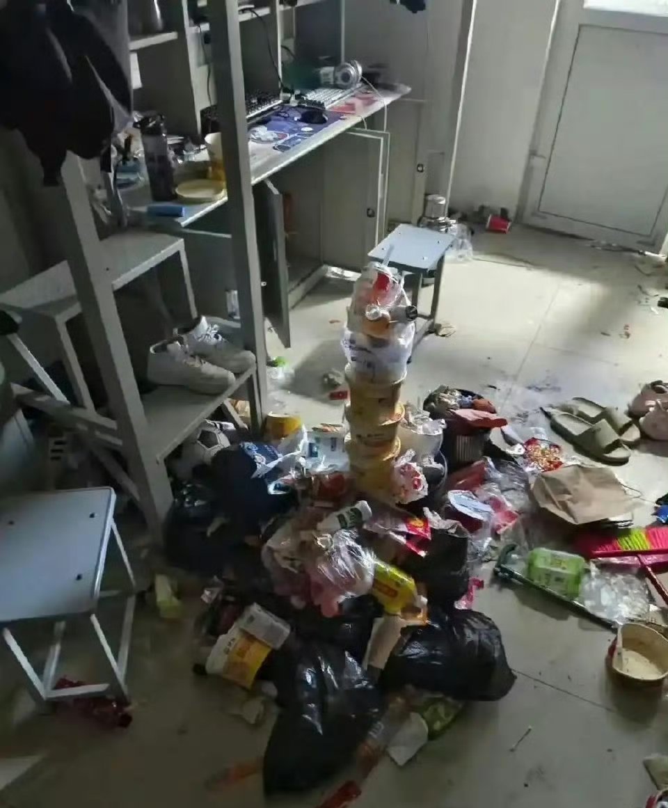 符合我对男生宿舍的刻板印象….蟑螂来了都得喊一声：“我！”​​​​