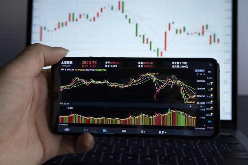 我炒股这么多年，我以为自己什么套路都见过了，直到上个月聚会，朋友随口说起他老婆的